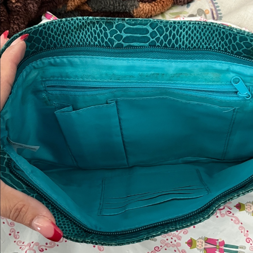 Elegant Teal Wristlet with Gold Clasp - Picture 3 of 3